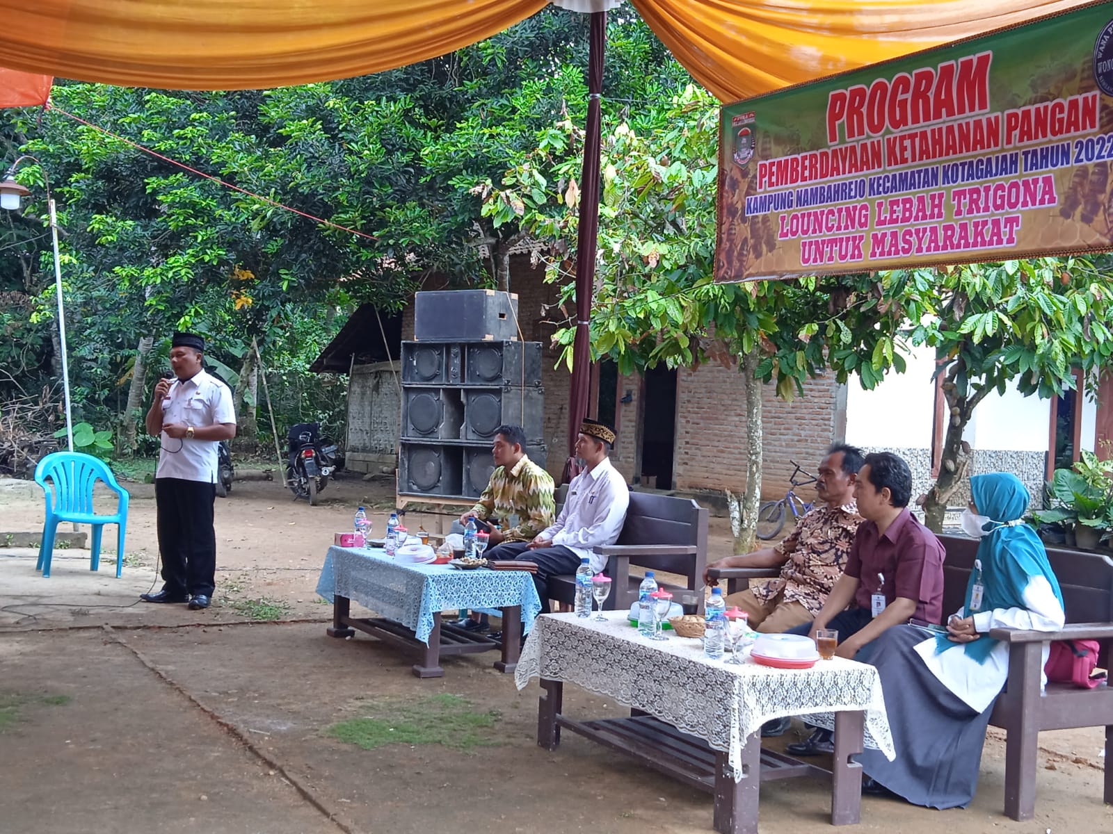 Louncing lebah trigona di Kampung Nambahrejo.