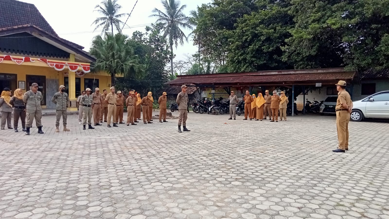 Pelaksanaan kegiatan rutin, apel mingguan Kecamatan Kotagajah.