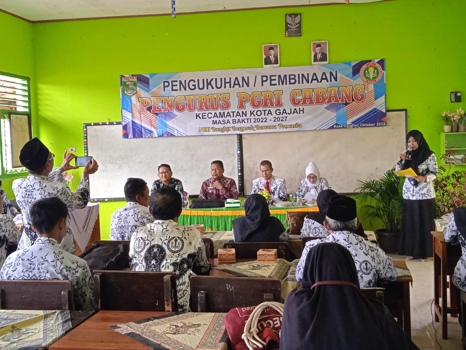 Pengukuhan/pembinaan pengurus PGRI cabang kecamatan kotagajah di SMP N 2 Kotagajah.