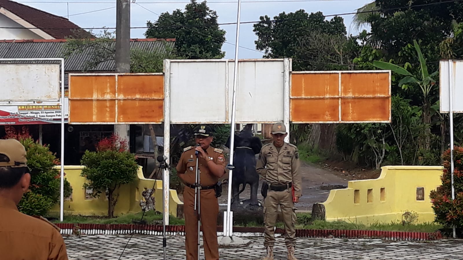 Upacara bulanan kecamatan kotagajah di halaman kantor.