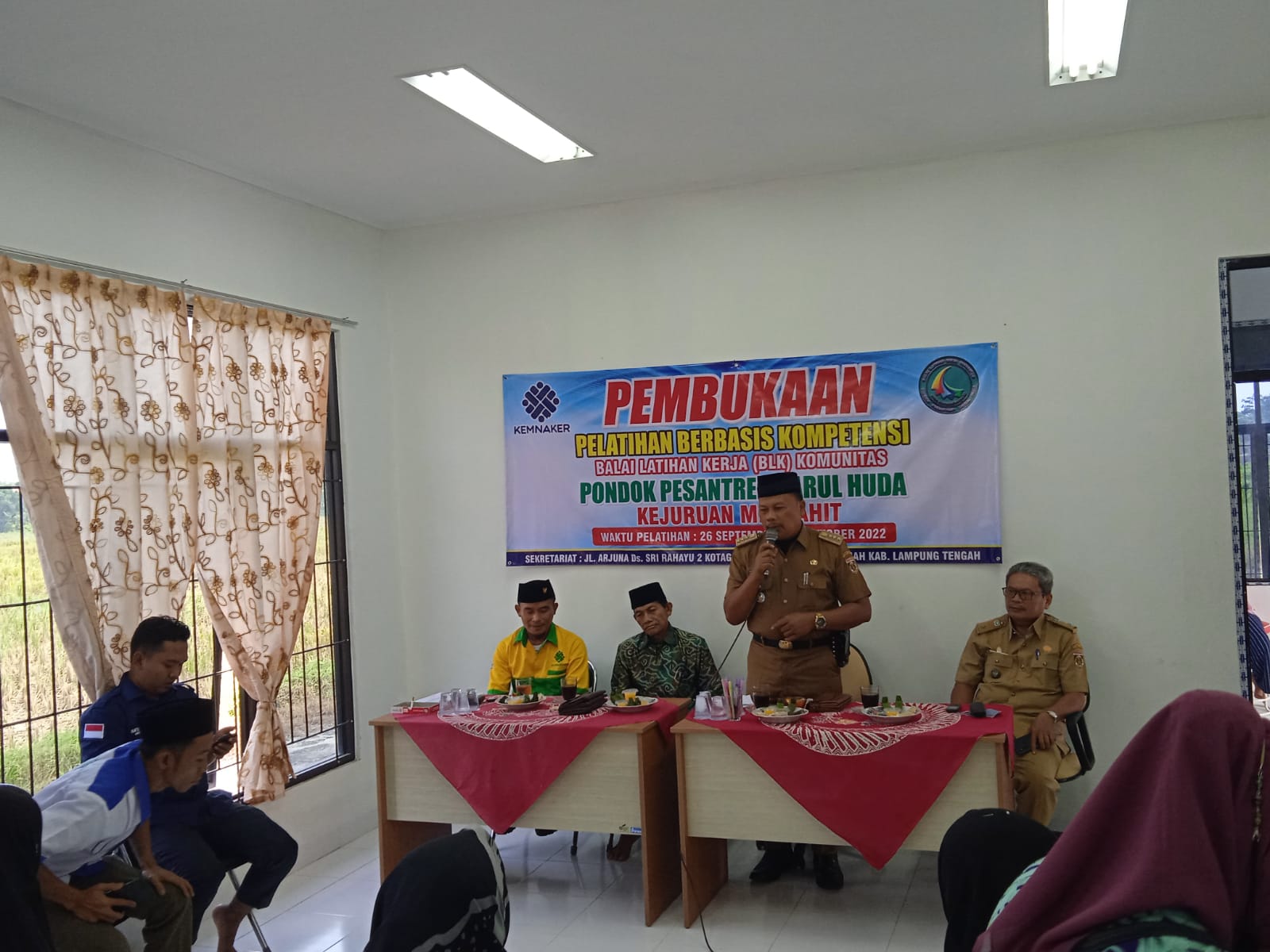 Pembukaan pelatihan berbasis kompetensi BLK Komunitas Pondok Pesantren Darul Huda di Kampung Kotagajah Timur. (Kejuruan Menjahit)