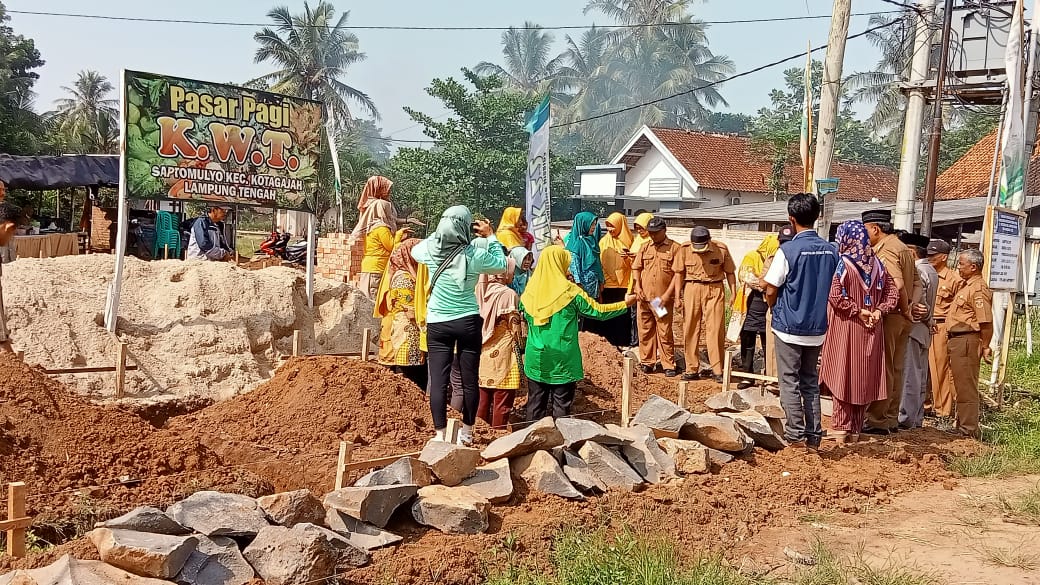 Peletakan batu pertama pasar pagi/pasar KWT kampung Saptomulyo.